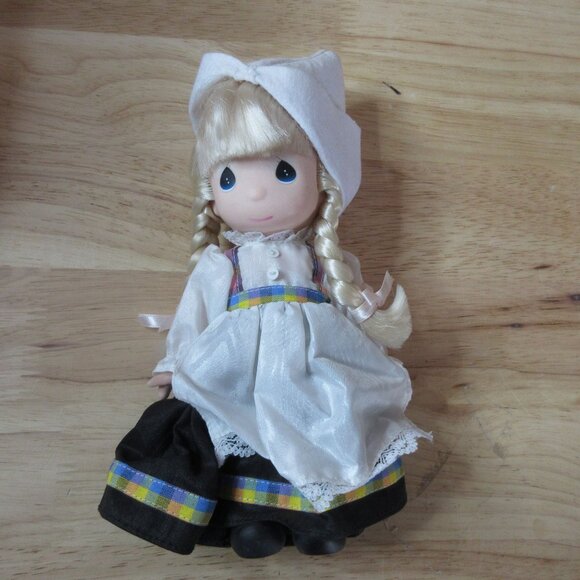 Precious Moments - Children of the World 9" Doll - Kari Holland - Picture 2 of 7